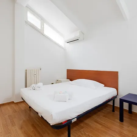 Guesthost - Viale Umbria Bright Apartment