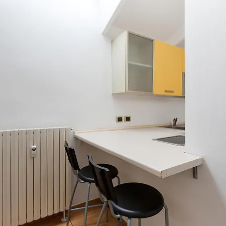 Guesthost - Viale Umbria Bright Апартаменты Милан
